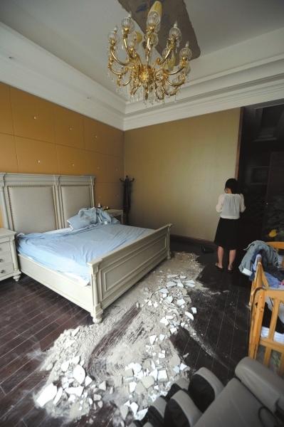房顶突然掉了一块