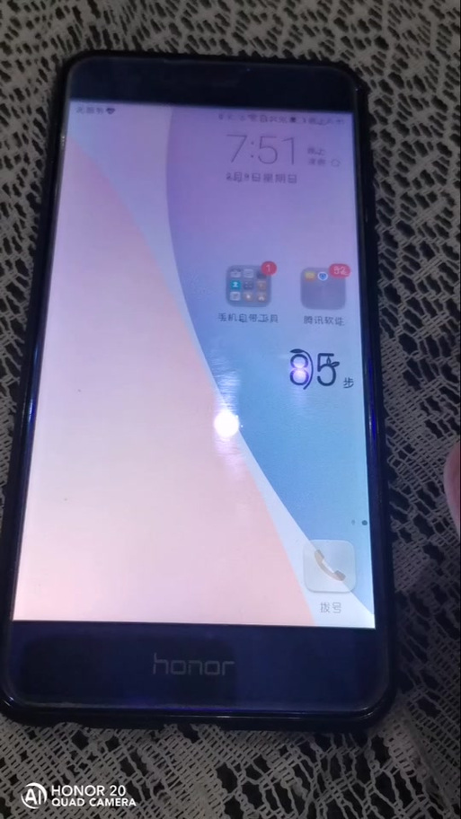 华为手机变半屏