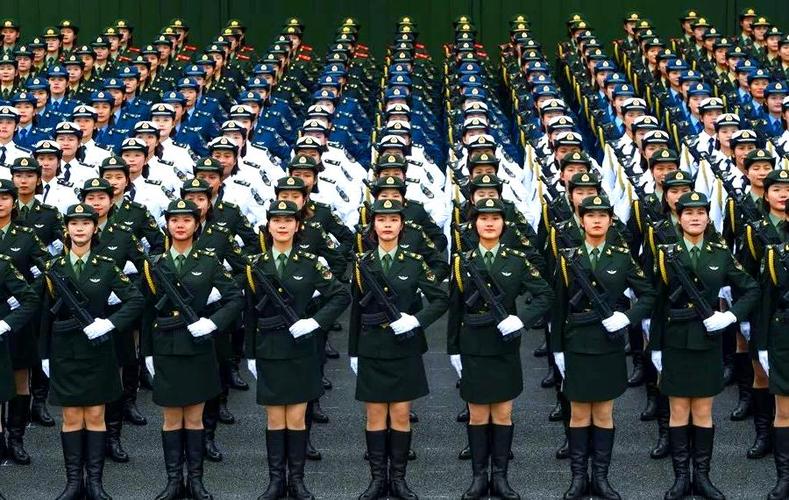 国庆女兵方队视频