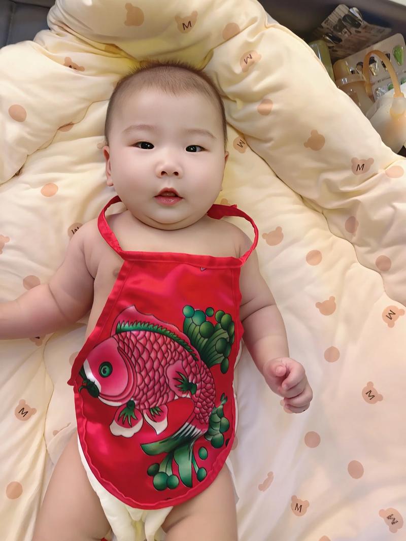 小孩肚兜怎么系带子