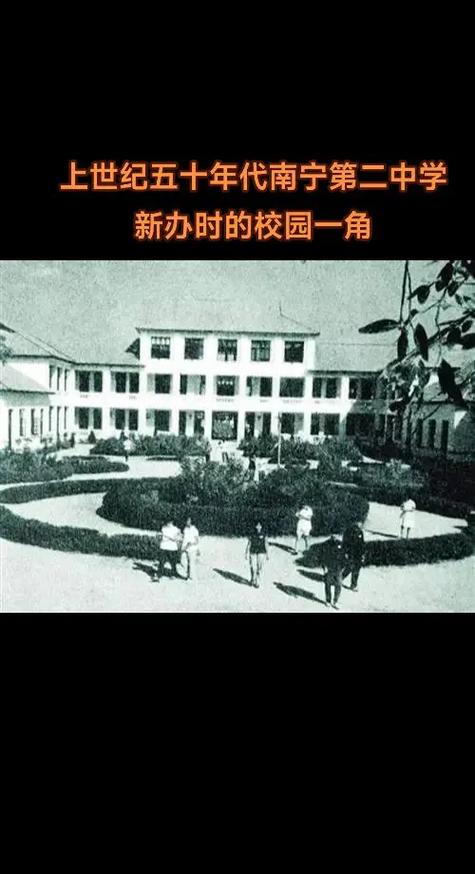 某校有一座建于上世纪五十年代