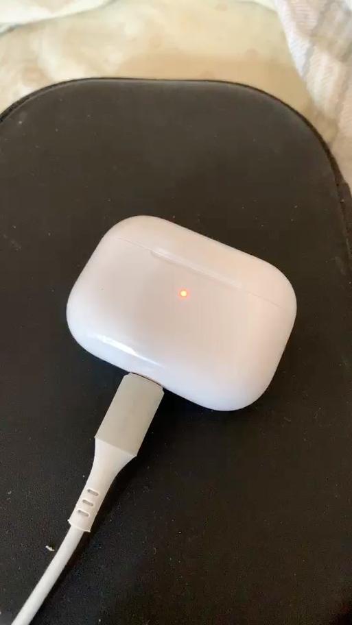 airpods充电盒红灯闪烁