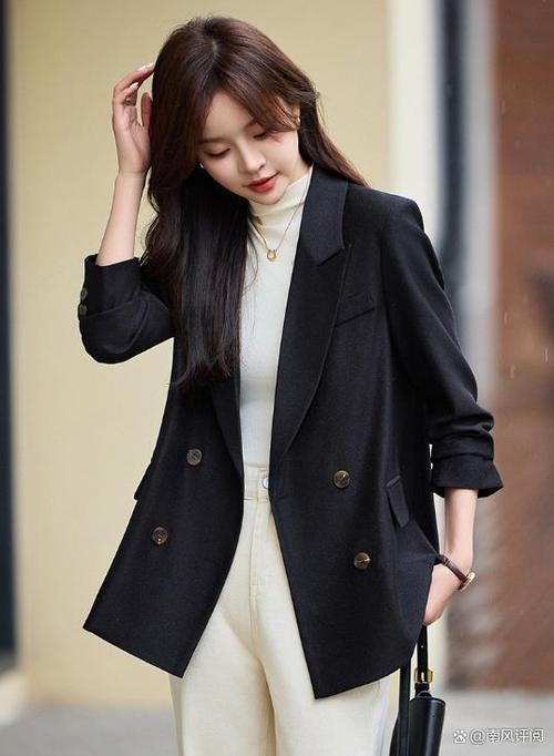 女性黑色套装