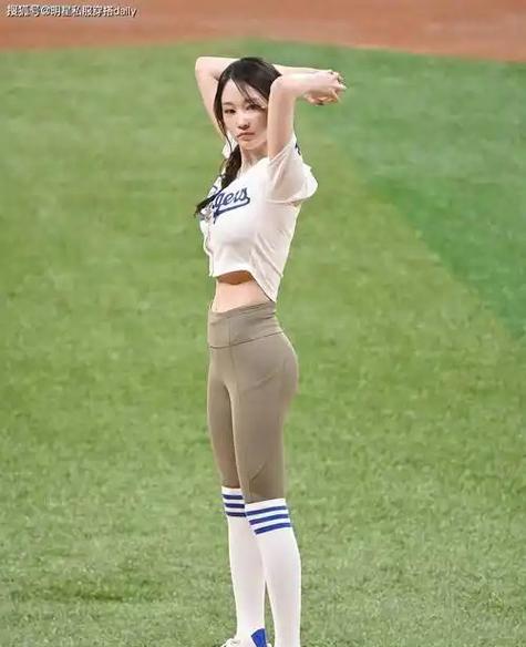 女生穿球衣下面应该穿什么