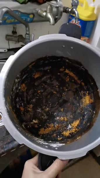 高压锅里面烧糊的黑垢怎么去除
