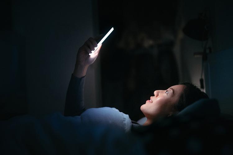 晚上开个小灯玩手机