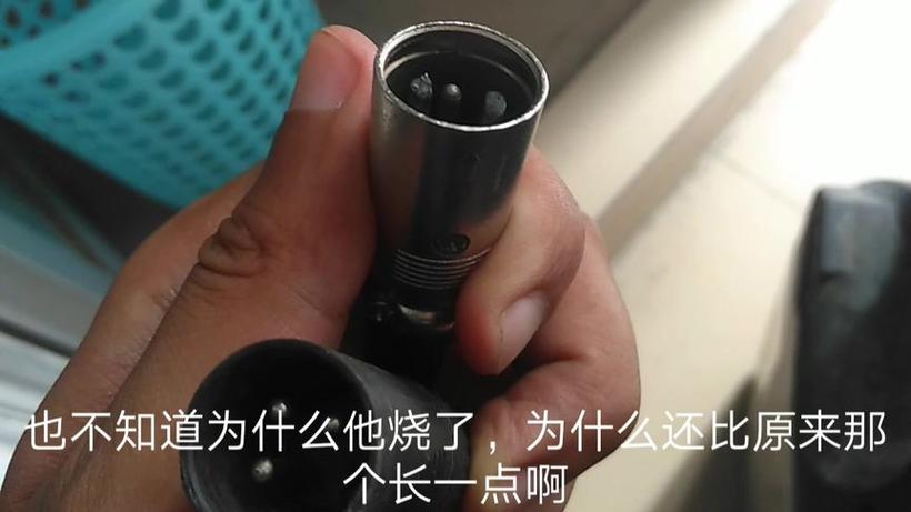 充电器插头歪了怎么掰正