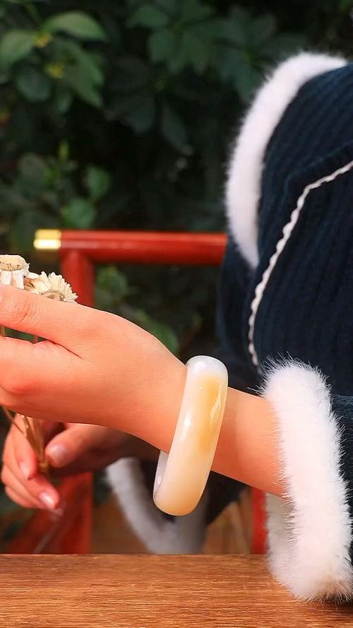 白色的手环戴在手上代表什么