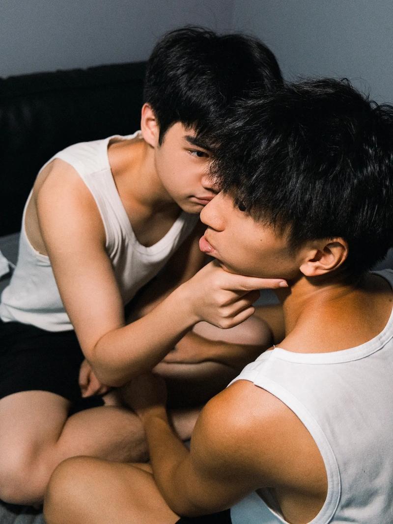 男生和男生搂腰嘛