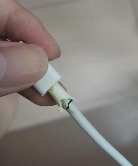 充电线外壳裂开还能用吗