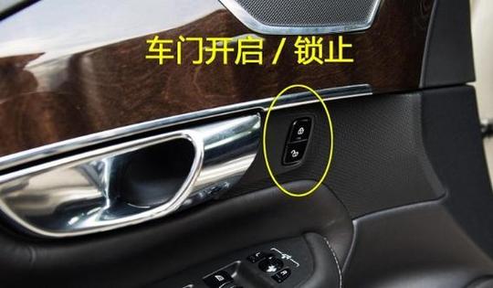 五菱车钥匙锁车里了怎么打开车门
