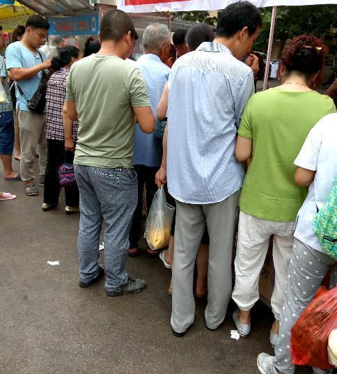 集市上的人很多截图2