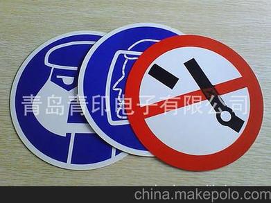 qq铭牌后面的盾牌怎么弄的