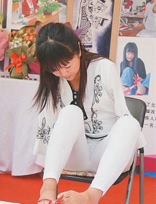 美川的脚丫图片