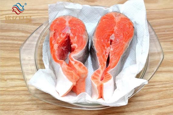 整个冷冻三文鱼要解冻吗