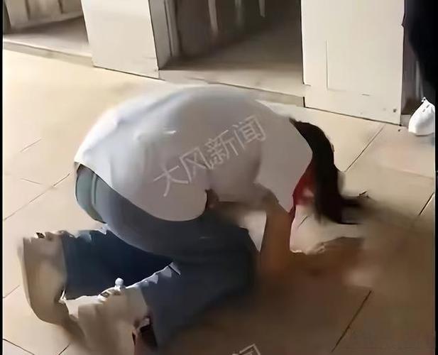 跪下给女主人垫脚的视频