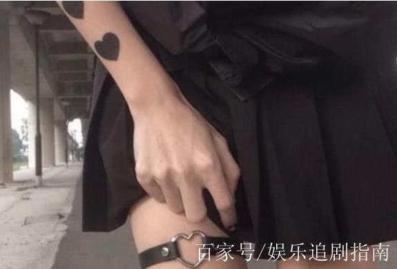 女生腿上绑的黑色带子叫什么
