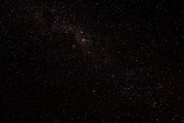 为什么宇宙的天空是黑色的