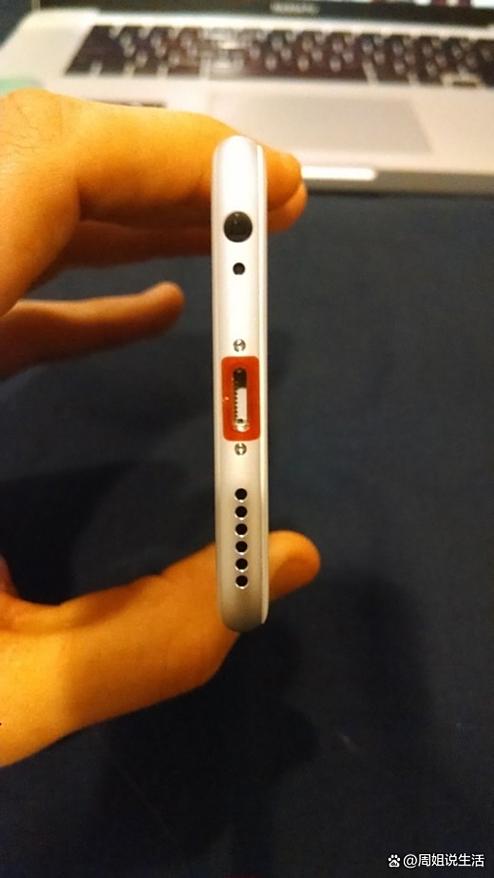 手机充电孔边的小孔是什么