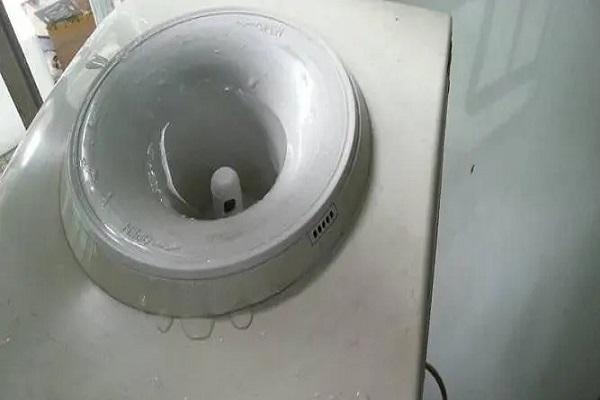 饮水机顶部往外溢水