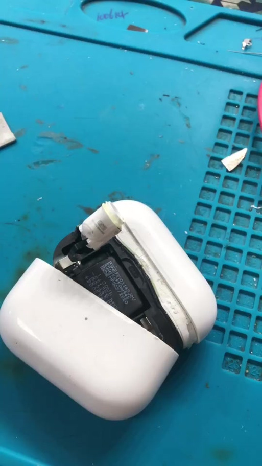 蓝牙耳机在充电仓里一个亮一个不亮