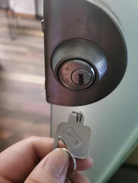 钥匙断了叫开锁匠多少钱