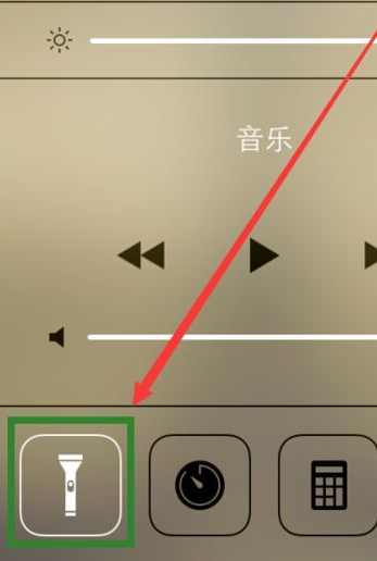 苹果手机怎么开灯还可以拍视频