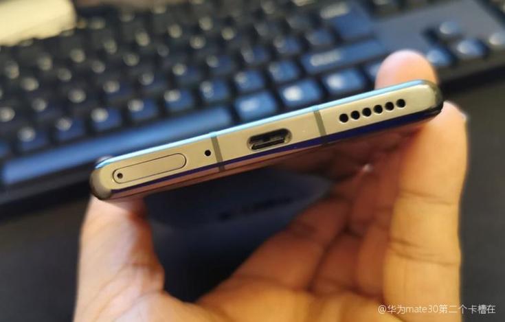 mate30充电口旁边的小孔