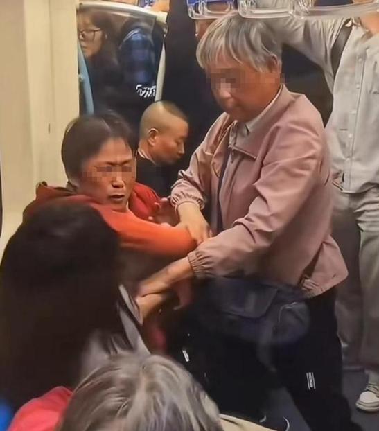 老人吐口水好臭