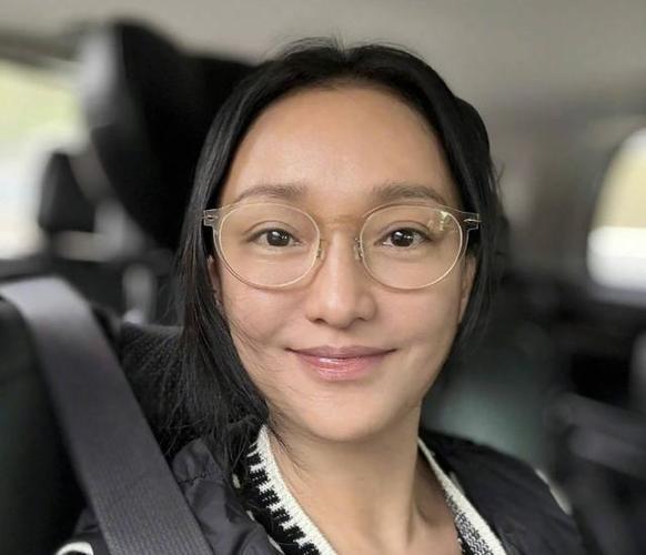 五十岁女人脸部凹陷正常吗