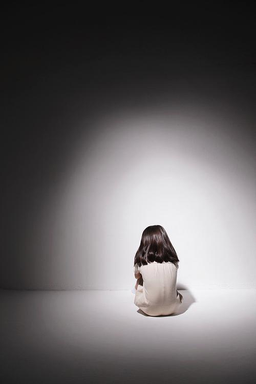 孤独的女孩图片截图2