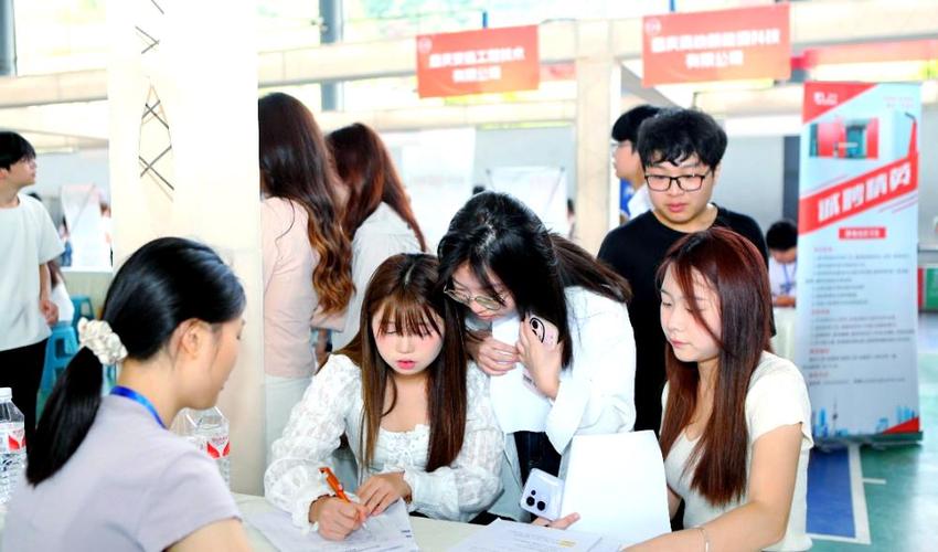 应届毕业大学生招聘网图标