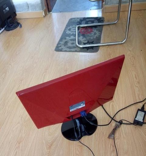 电脑显示器有红点是什么