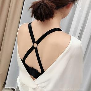 看女孩内衣带子