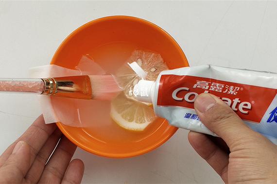 牙膏测试男孩女孩