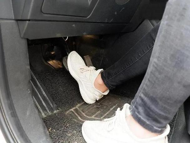 D档踩刹车
