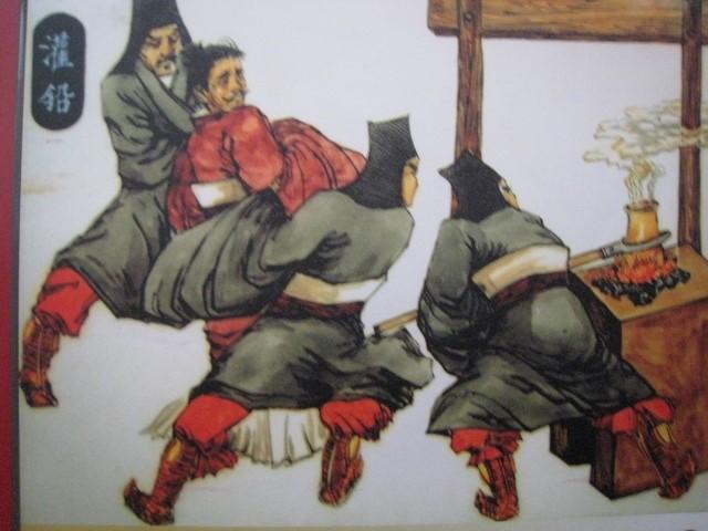侠女被官府捉住用刑