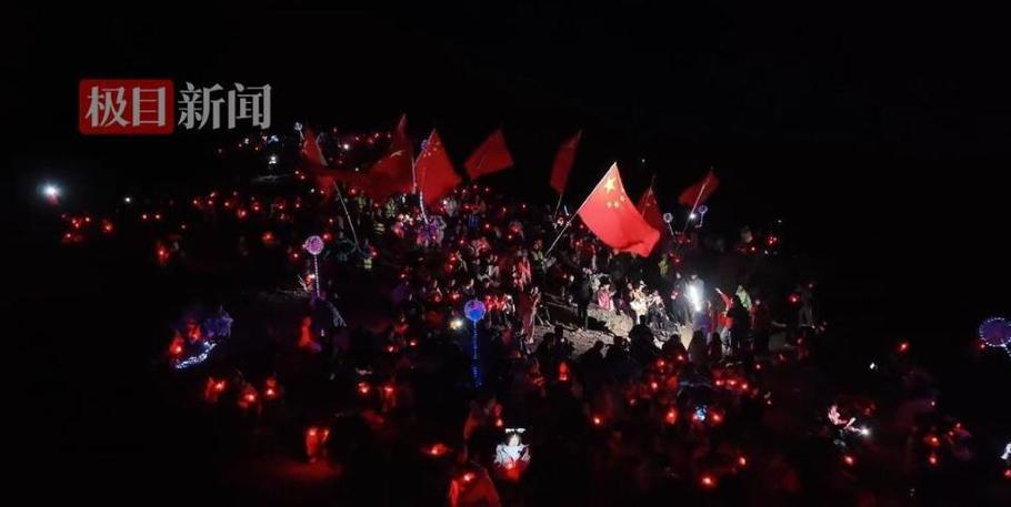 青年学子凌晨擎国旗上滚钟口
