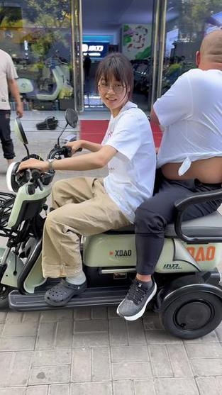两人三百多斤坐电驴