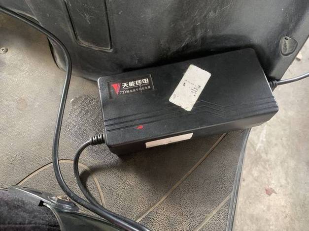 电车充电器一直闪红灯正常吗