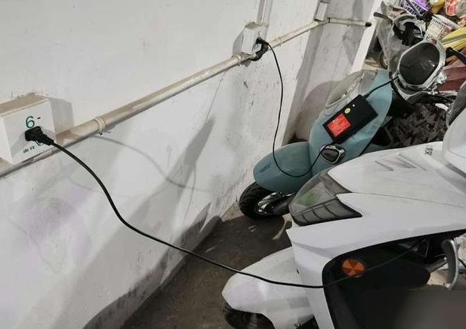 电动车电瓶充满了忘了拔