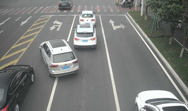 别人突然变道我避让造成压线截图3