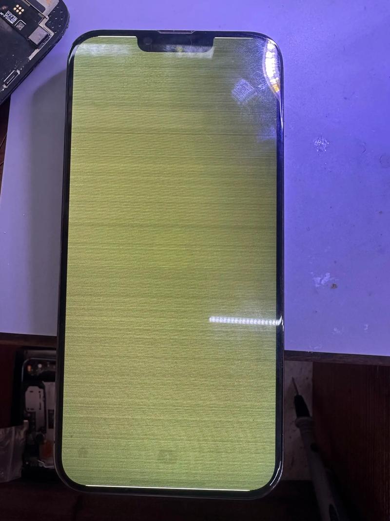 屏幕中间出现一条黄线
