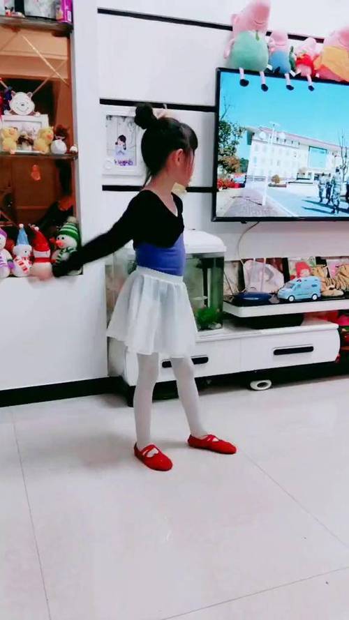 左边画个虫虫完整版舞蹈视频