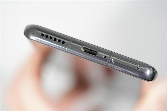 mate40上面的孔