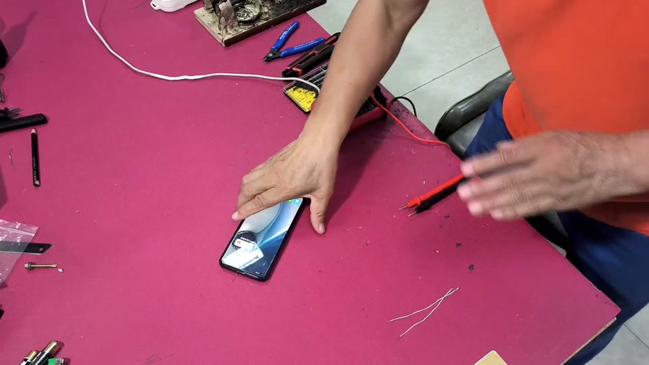 手机充到99就充不满了