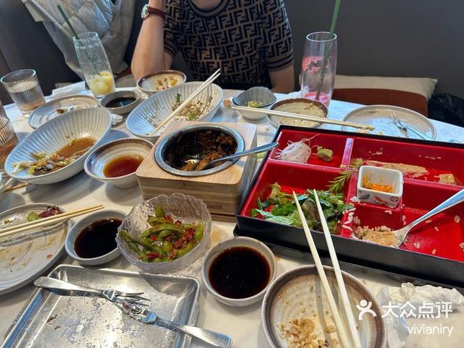 三四个人吃饭图片