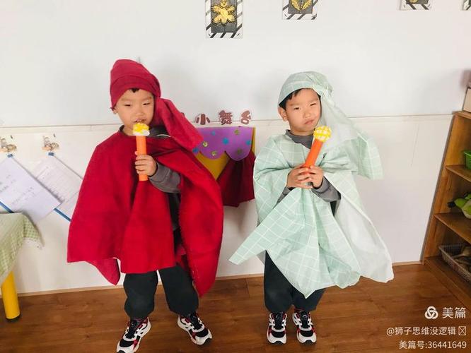 小孩哥手捏奥特曼裤裆