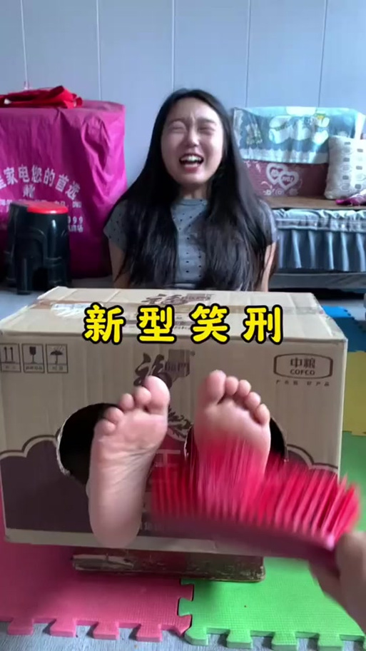 方块姑娘女性手脚被固定手脚挠痒