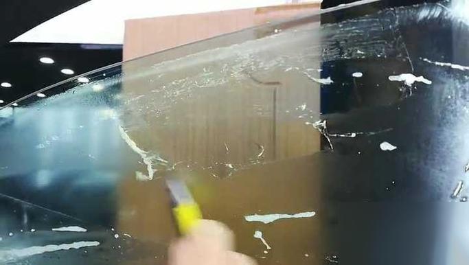 玻璃贴纸老化脆了撕不掉
